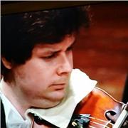 Violinista perfezionatosi in Italia è all'estero, premiato in concorsi nazionali offre lezioni di violino per tutti i livelli